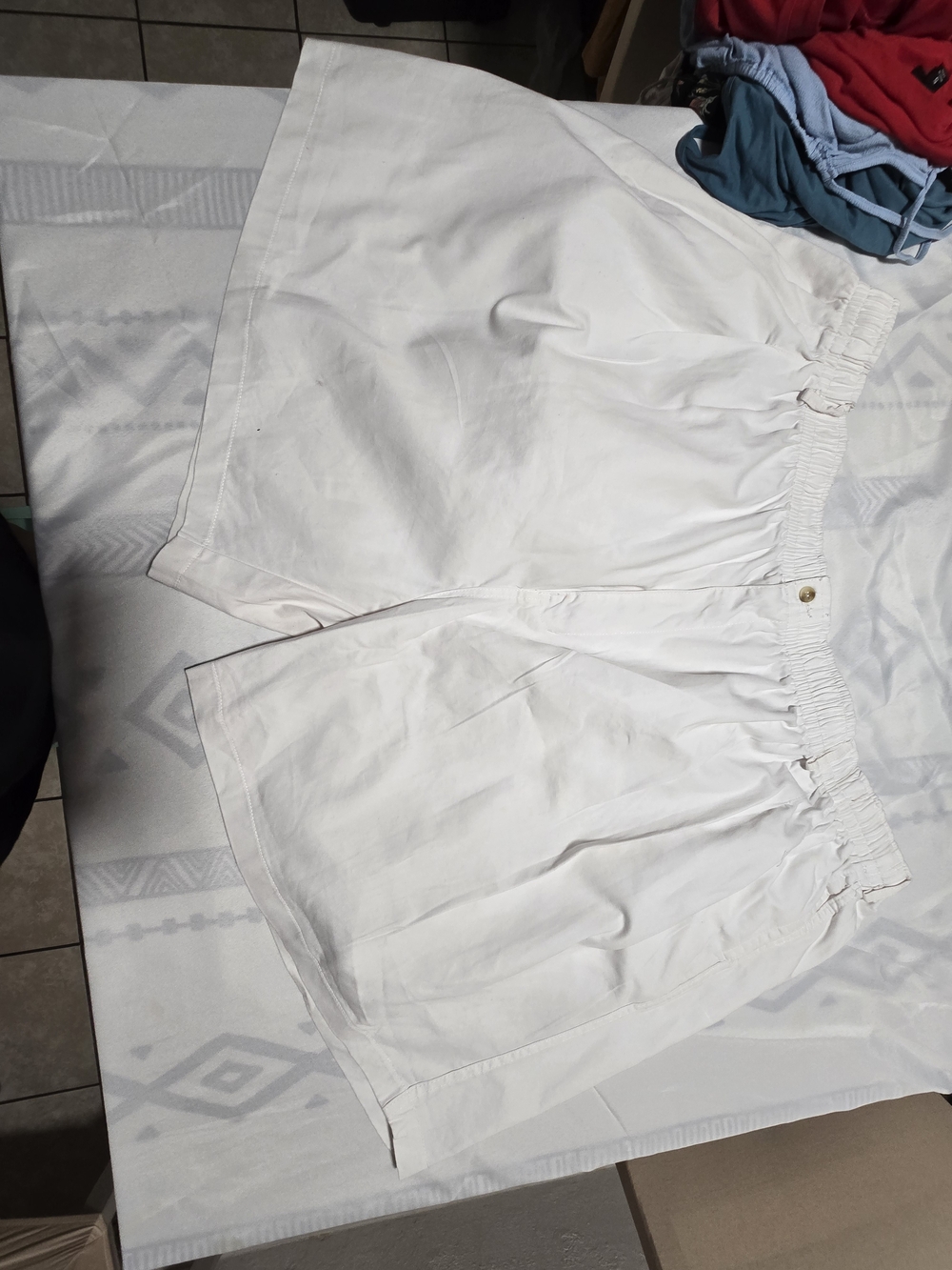 Men White Elastic Waist Shorts